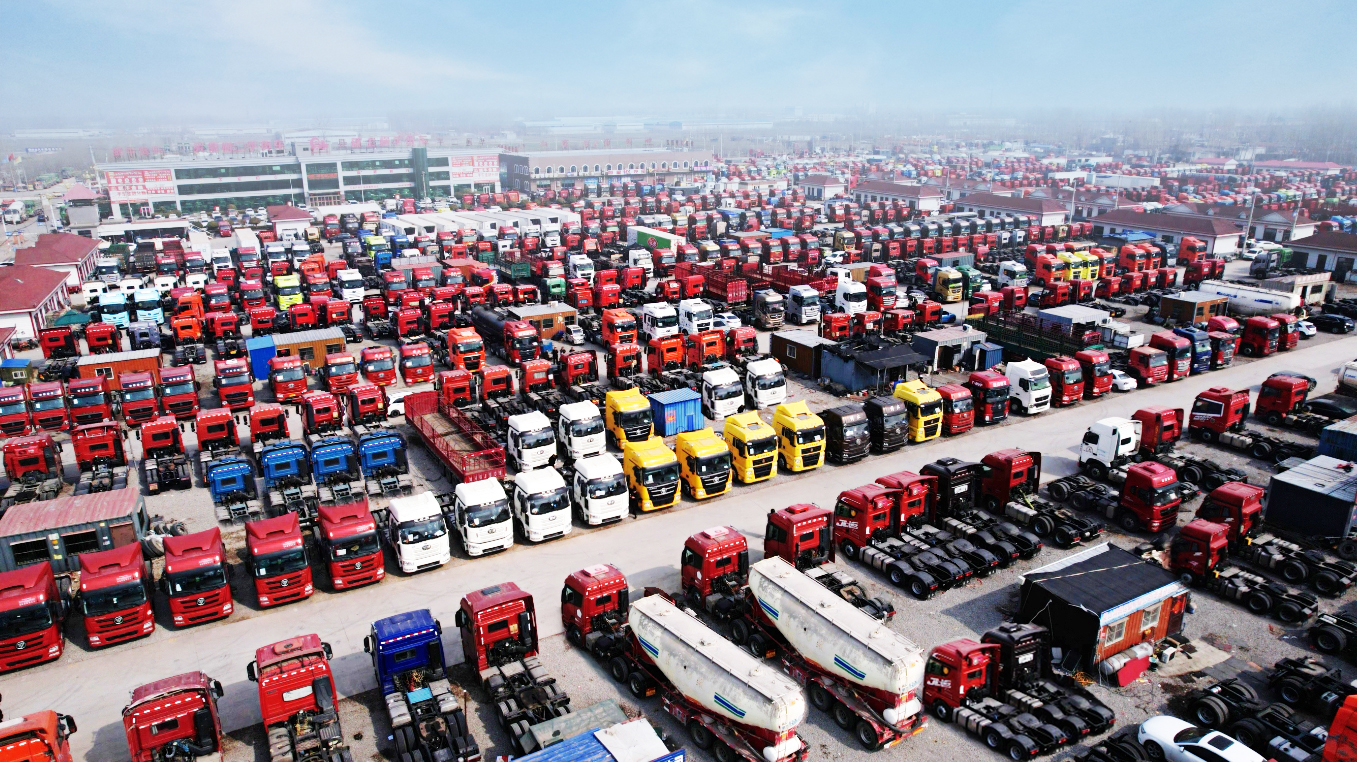 梁山华通二手货车市场里的老货车情缘：诚信经营与梦想起航之地