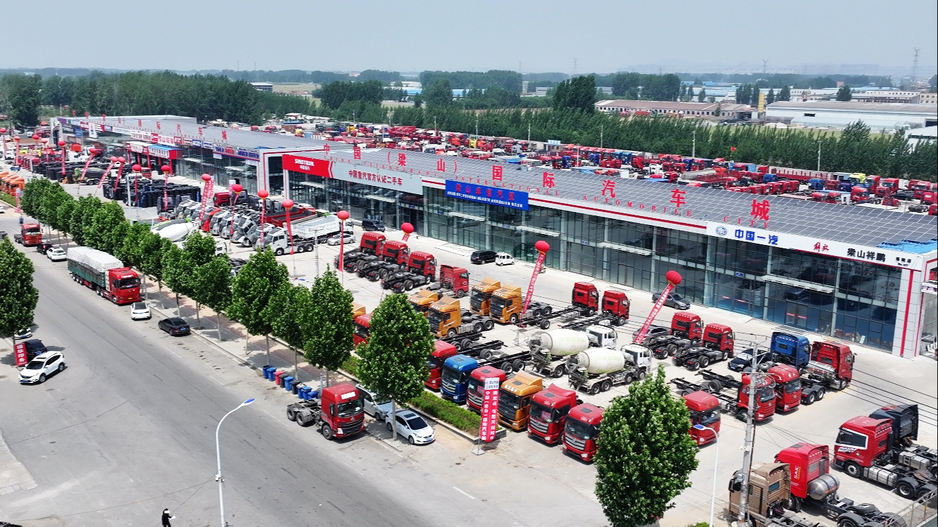 梁山华通ac米兰的体育
市场里的老货车情缘：送了一车生活应急物品